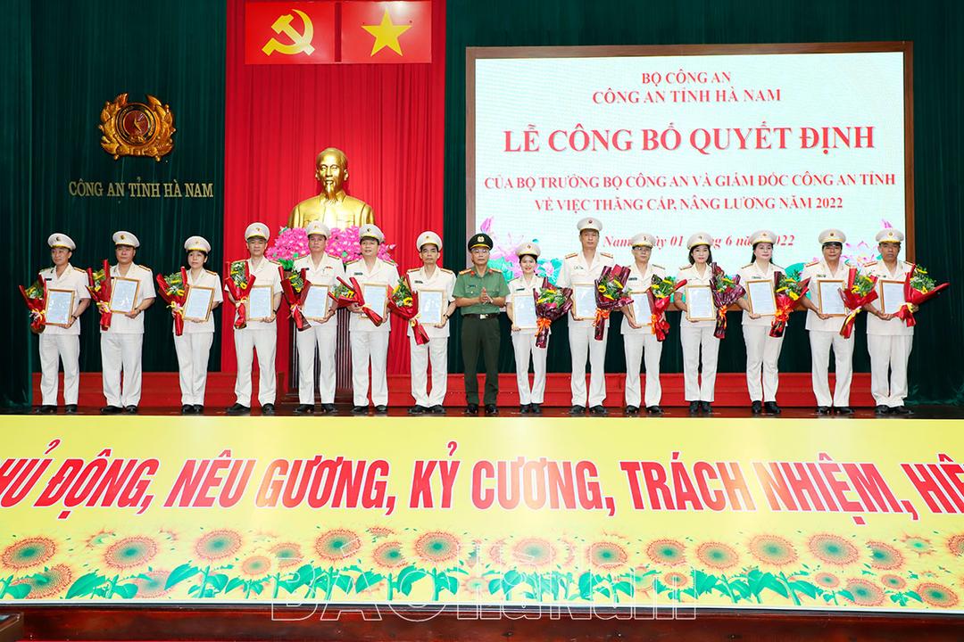 Công an Hà Nam công bố Quyết định về việc thăng cấp, nâng lương năm 2022