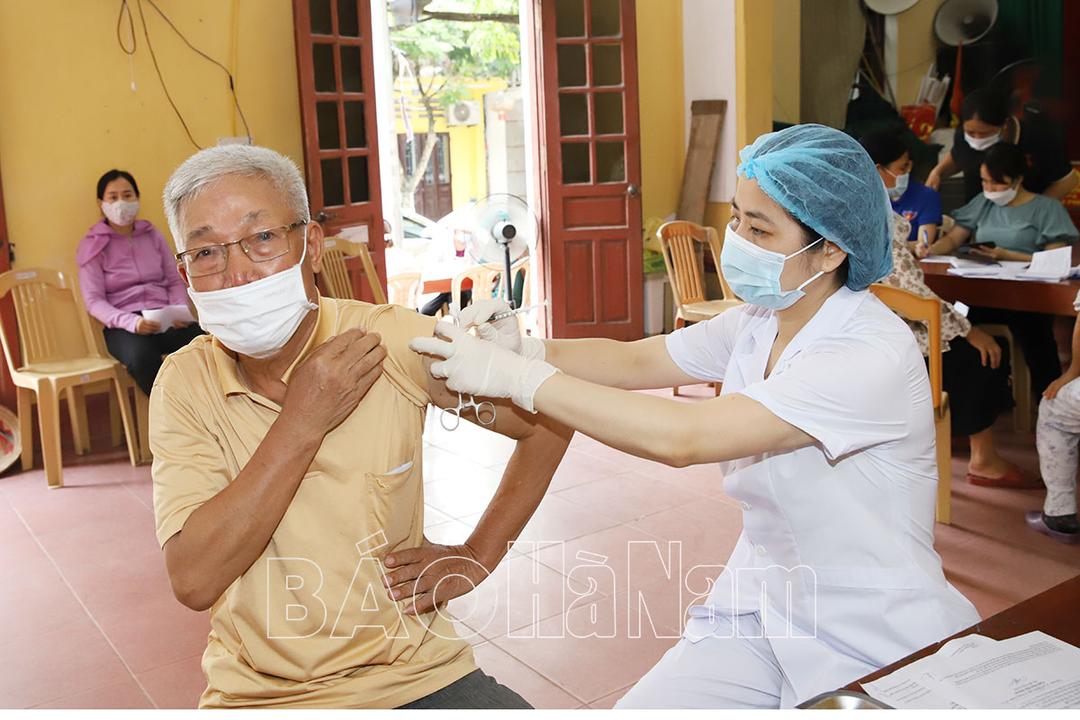 Hết quý II/2022, phải hoàn thành tiêm vắc xin phòng COVID-19 liều nhắc lại lần 1 cho người từ 18 tuổi trở lên và tiêm mũi 1 cho trẻ em từ 5 đến 11 tuổi