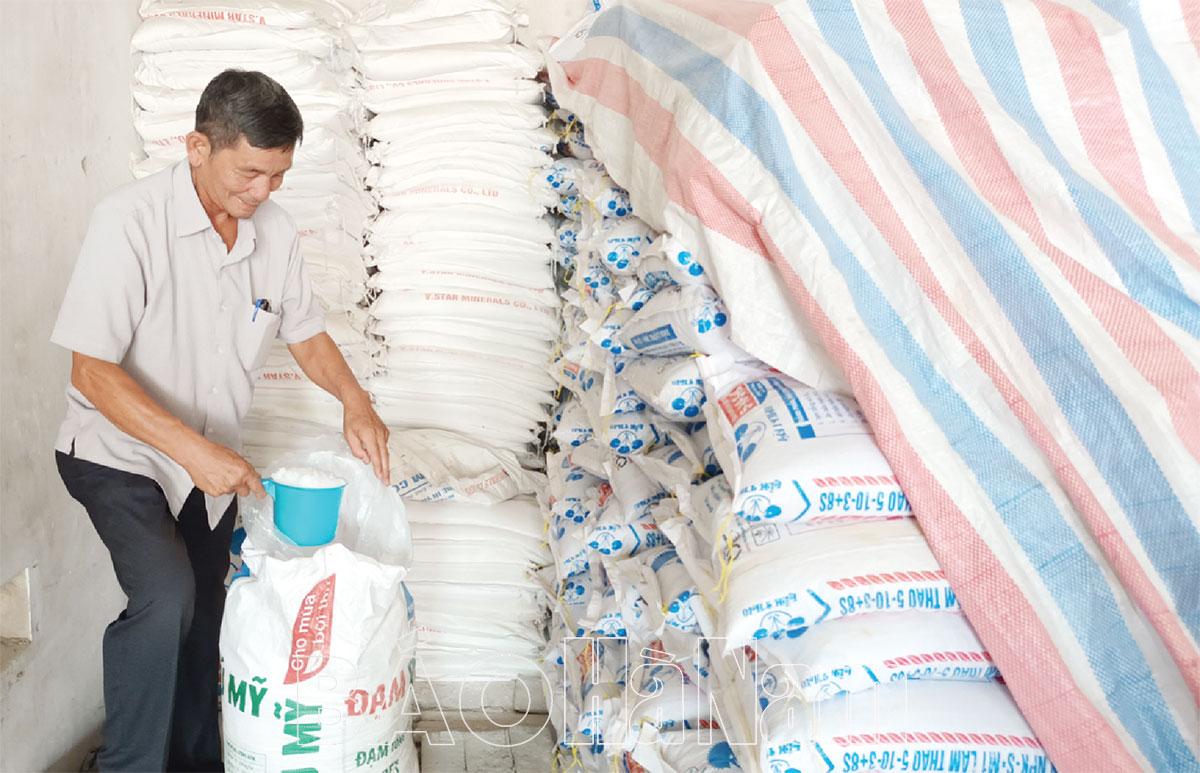 Giá phân bón tăng cao, nông dân gặp khó