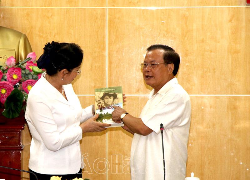 Đồng chí Phạm Quang Nghị thăm, tặng sách tại Hà Nam