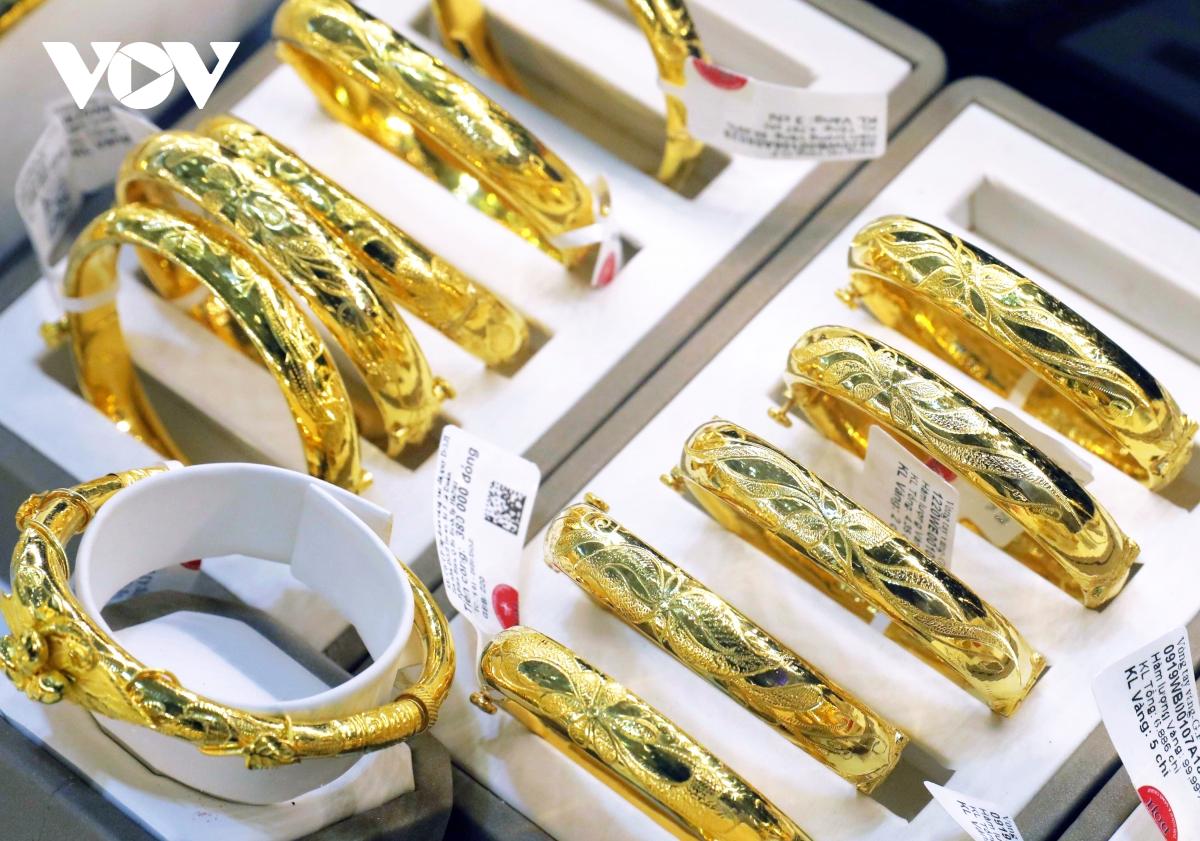 Vàng trong nước giữ giá khi vàng thế giới sụt giảm
