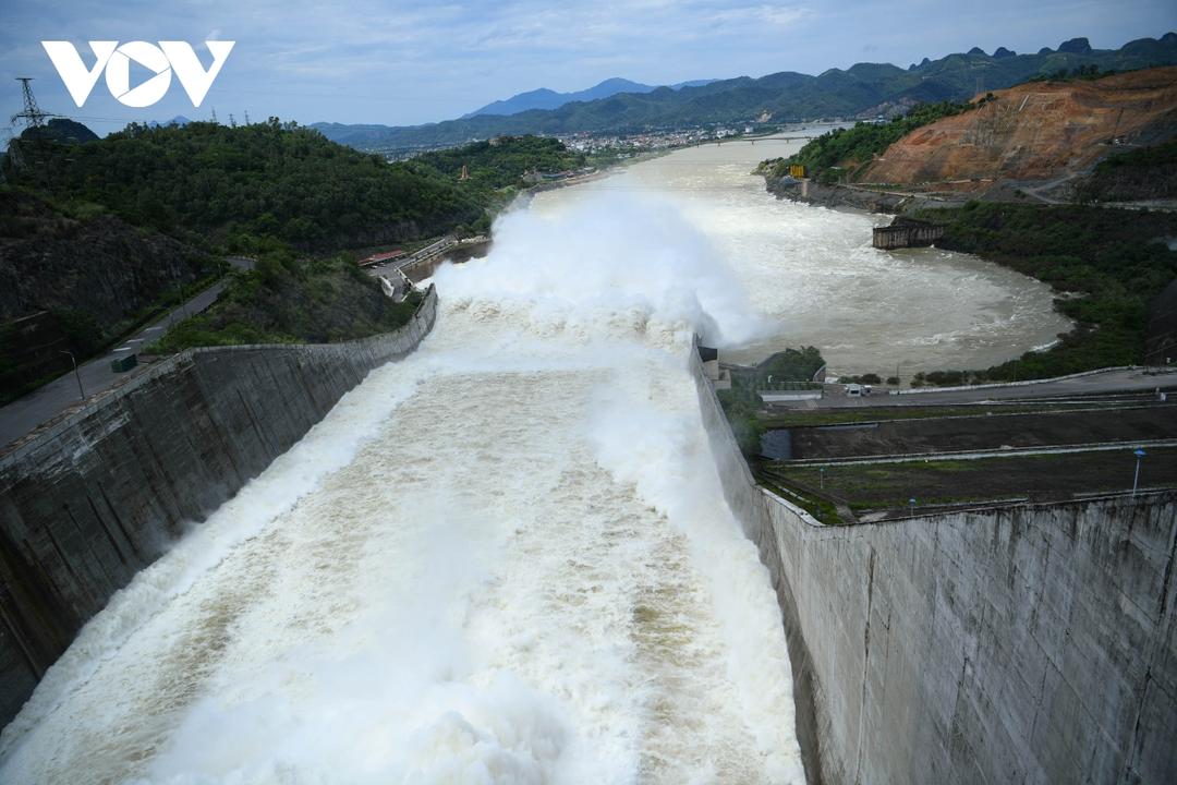 Mở cửa xả đáy thứ hai hồ thủy điện Hòa Bình vào 15h chiều nay