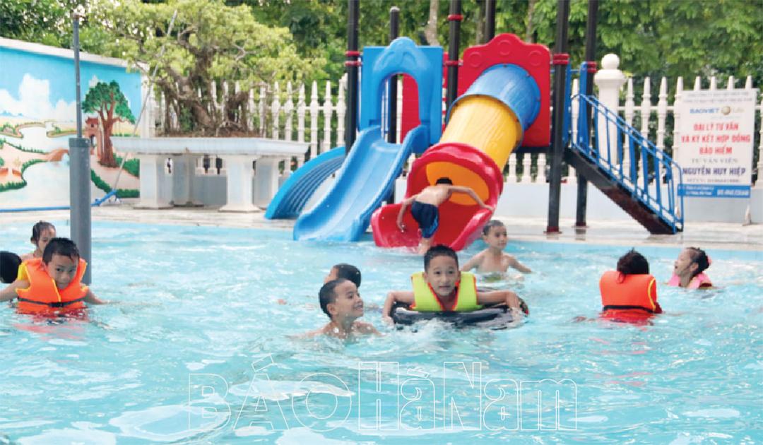 Bể bơi nông thôn thu hút trẻ em trong dịp hè
