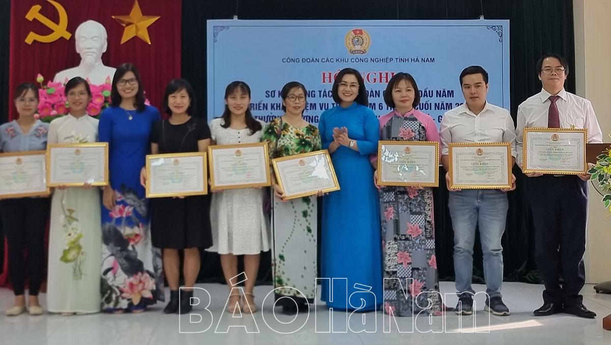 Công đoàn các KCN tỉnh khen thưởng 10 tập thể có thành tích xuất sắc trong Chương trình “1 triệu sáng kiến” giai đoạn 1