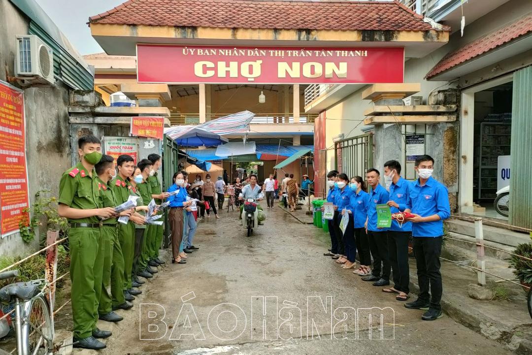 Đoàn Thanh niên thị trấn Tân Thanh phối hợp tuyên tuyền pháp luật cho các tiểu thương chợ Non