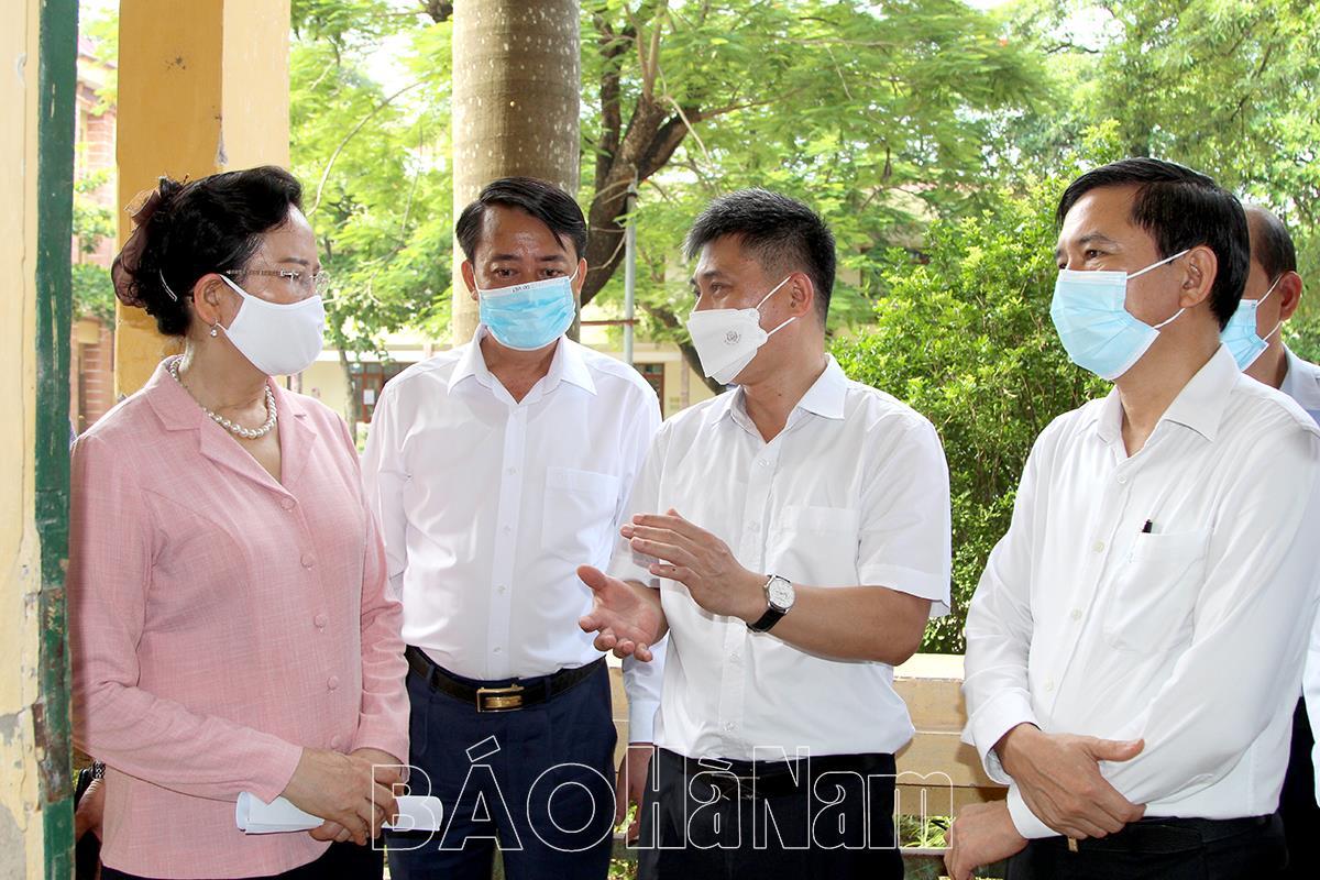 Đồng chí Bí thư Tỉnh ủy Lê Thị Thủy kiểm tra công tác chuẩn bị thi tốt nghiệp THPT tại Kim Bảng