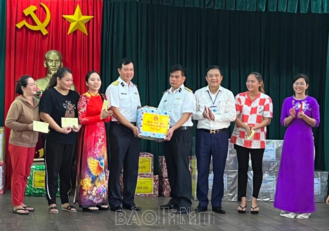 Đoàn đại biểu lãnh đạo tỉnh Hà Nam tham gia Đoàn công tác thăm quân, dân huyện đảo Trường Sa