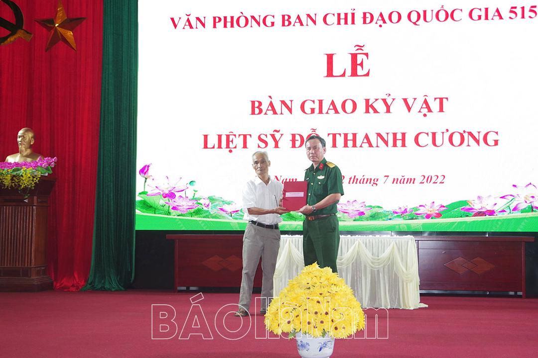 Trao kỷ vật của liệt sĩ Đỗ Thanh Cương cho gia đình