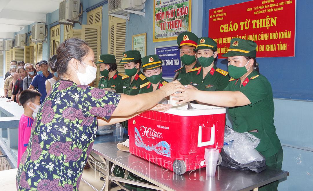 Hội Phụ nữ cơ quan Bộ CHQS tỉnh phát cháo miễn phí cho các bệnh nhân nghèo đang điều trị tại Bệnh viên Đa khoa tỉnh