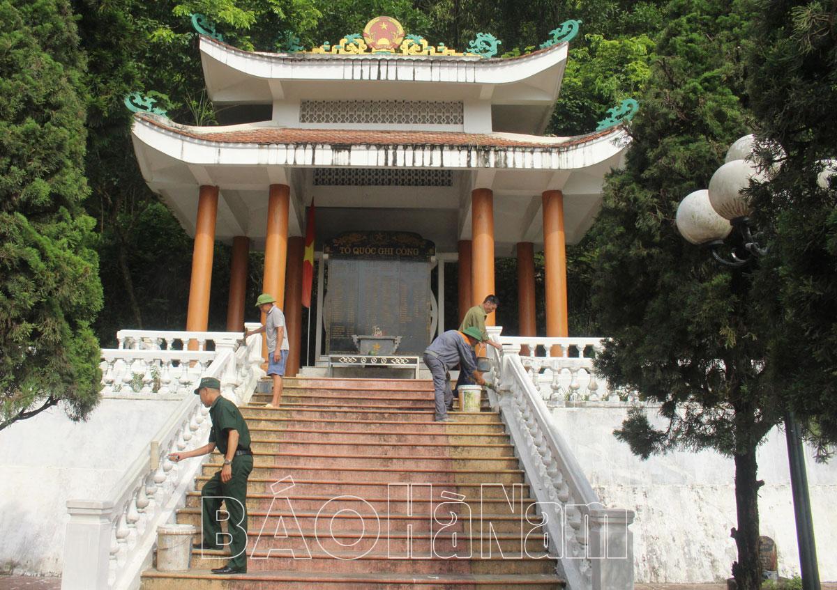 Hội CCB xã Liên Sơn tu sửa, chỉnh trang nghĩa trang liệt sĩ