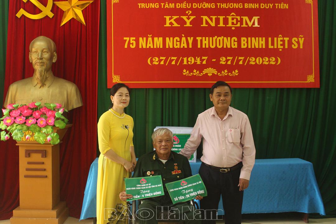 Ngân hàng CSXH tỉnh thăm, tặng quà các trung tâm điều dưỡng thương bệnh binh