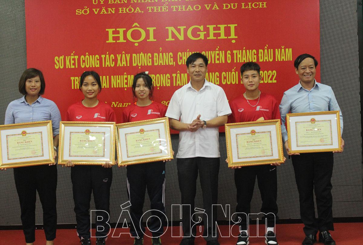 Sở Văn hóa, Thể thao và Du lịch khen thưởng các cá nhân, tập thể xuất sắc