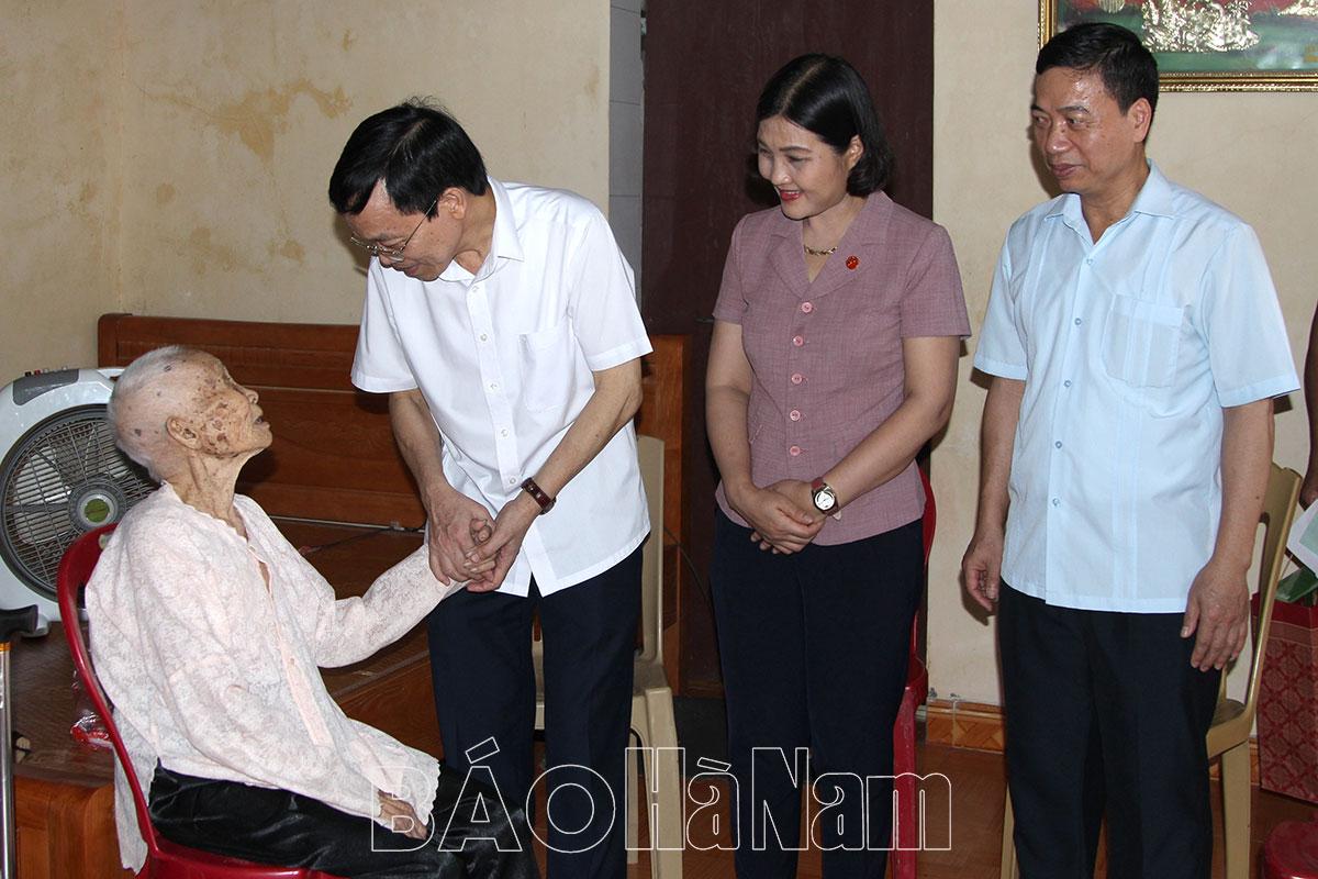 Các đồng chí lãnh đạo tỉnh thăm, tặng quà các thương bệnh binh, gia đình có công với cách mạng