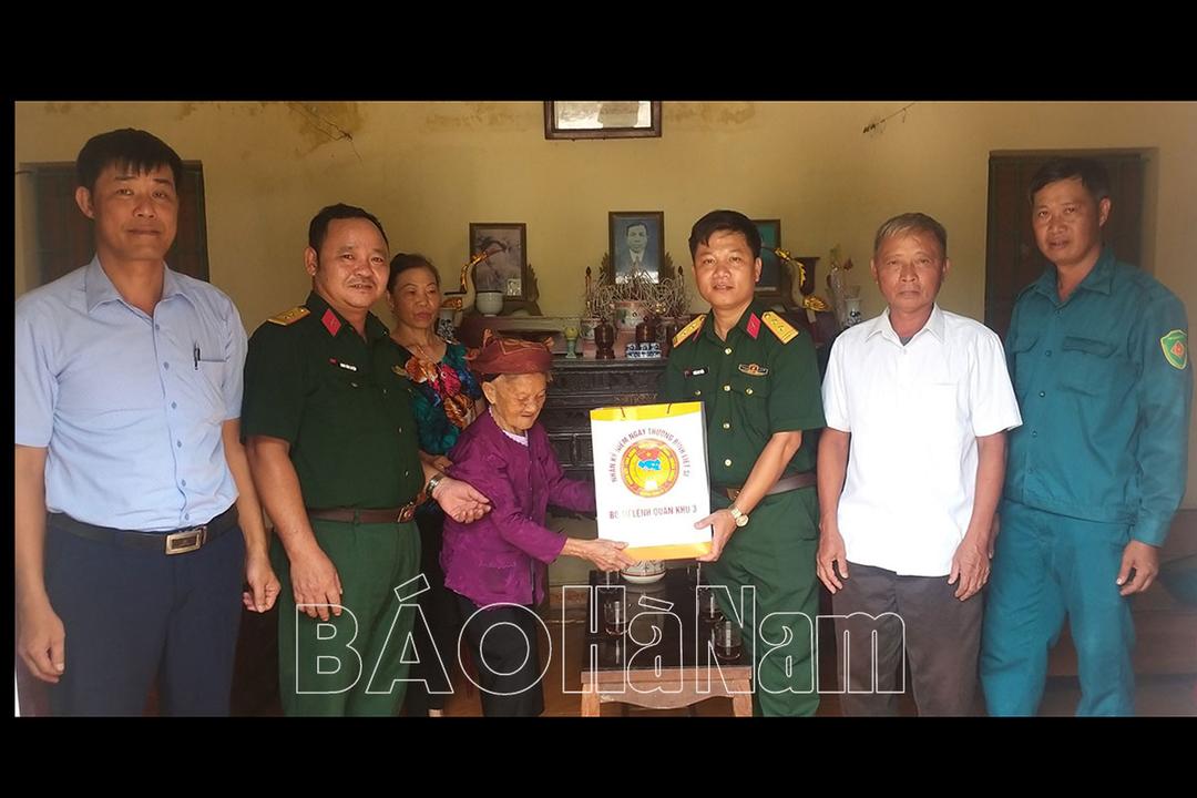 Ban CHQS huyện Thanh Liêm thăm, tặng quà đối tượng chính sách