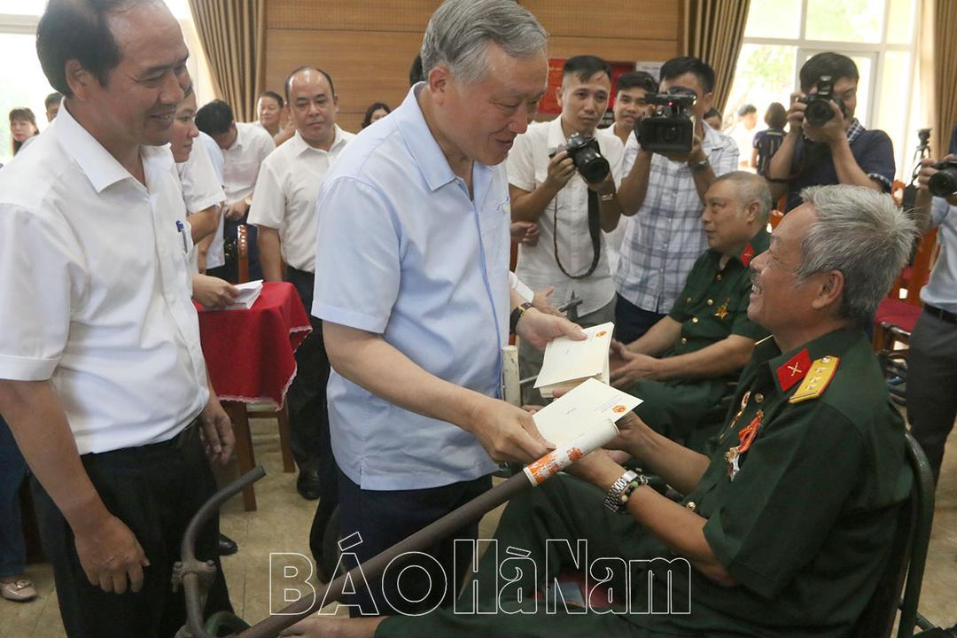 Chánh án Tòa án Nhân dân tối cao Nguyễn Hòa Bình thăm, tặng quà các thương, bệnh binh và người có công tại Hà Nam