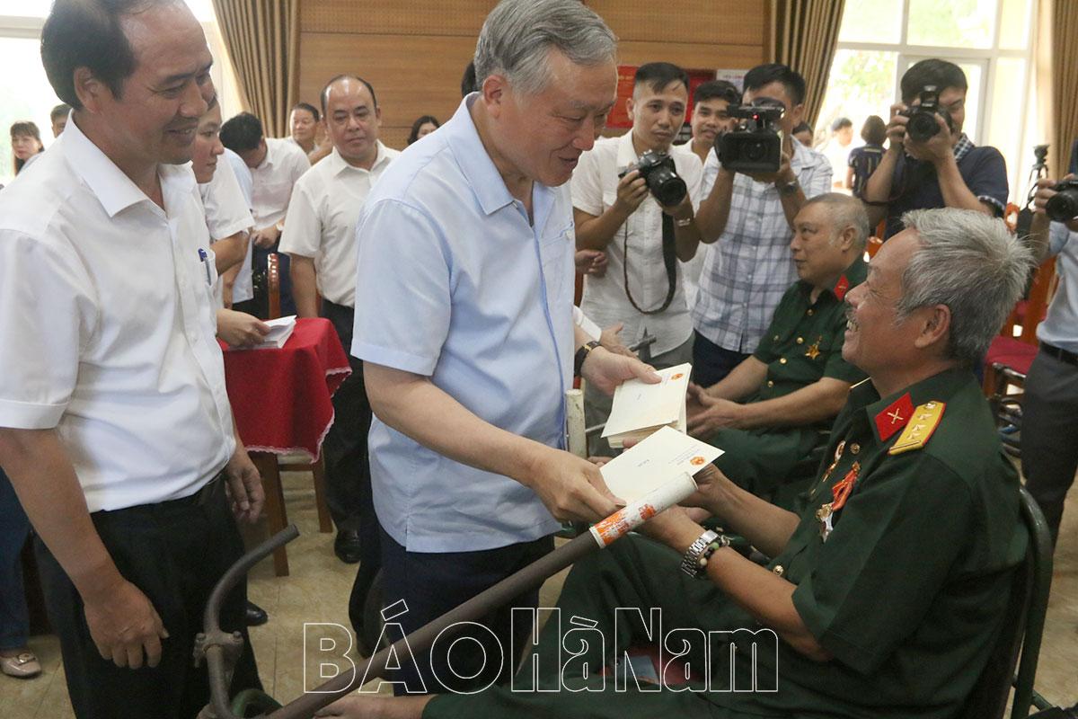 Chánh án Tòa án Nhân dân tối cao Nguyễn Hòa Bình thăm, tặng quà các thương, bệnh binh và người có công tại Hà Nam
