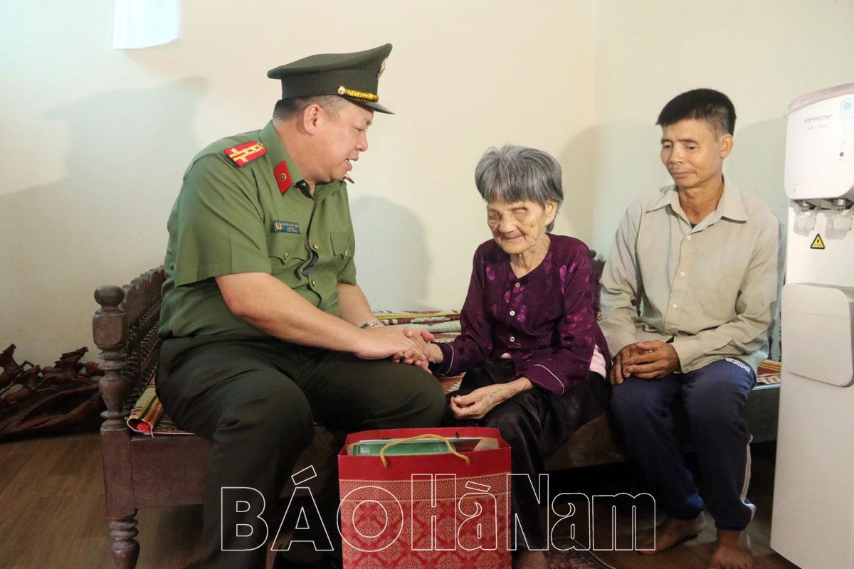 Các đồng chí lãnh đạo tỉnh thăm, tặng quà các thương bệnh binh, gia đình có công với cách mạng