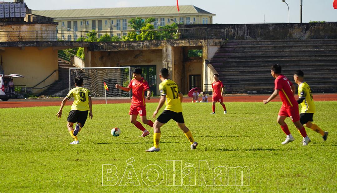 Giải Bóng đá nam Đại hội TDTT tỉnh: Duy Tiên, Phủ Lý thắng trận đầu ra quân; Kim Bảng hòa Lý Nhân 4-4