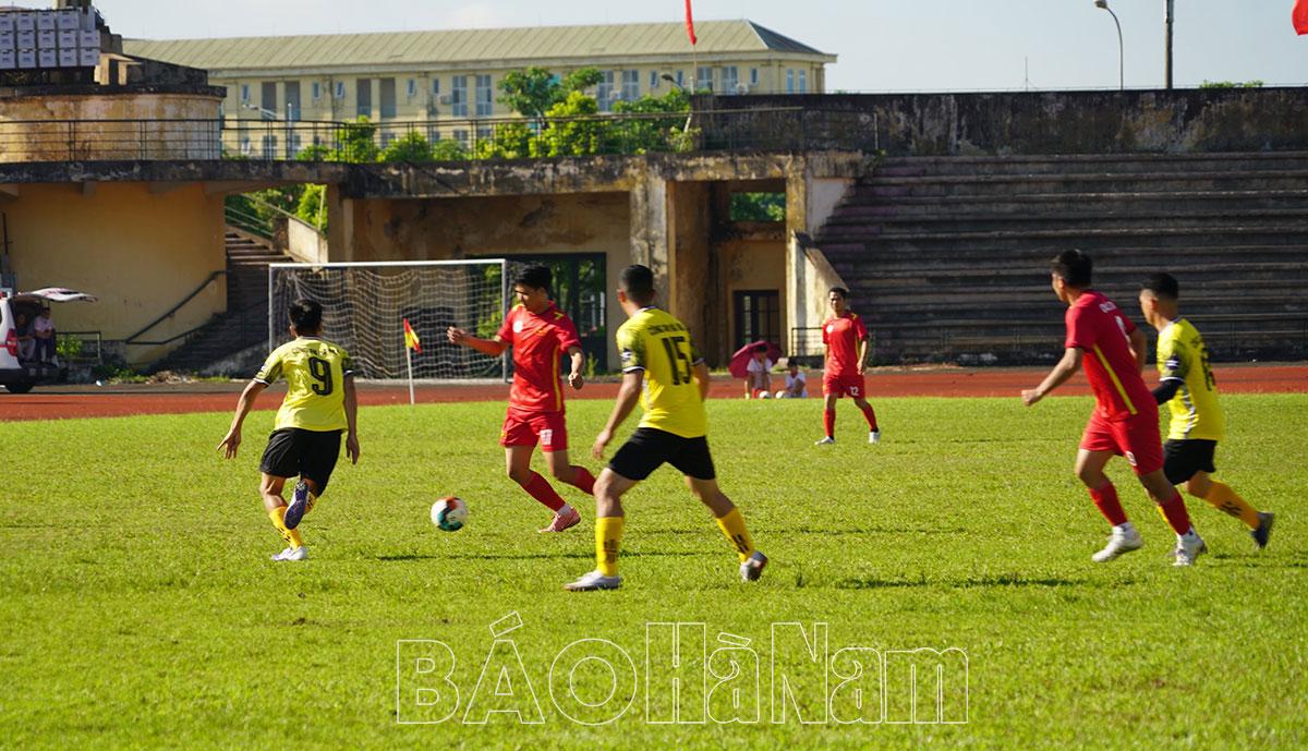 Giải Bóng đá nam Đại hội TDTT tỉnh: Duy Tiên, Phủ Lý thắng trận đầu ra quân; Kim Bảng hòa Lý Nhân 4-4