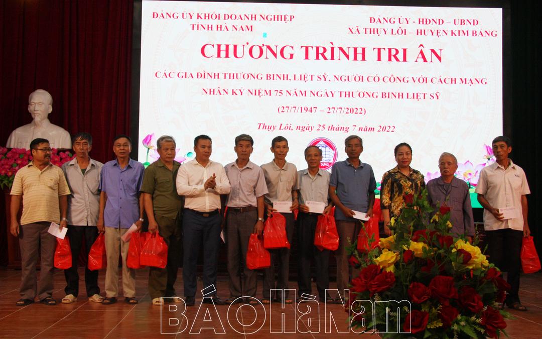 Đảng ủy Khối Doanh nghiệp tỉnh tặng quà các gia đình thương binh, liệt sỹ, người có công với cách mạng