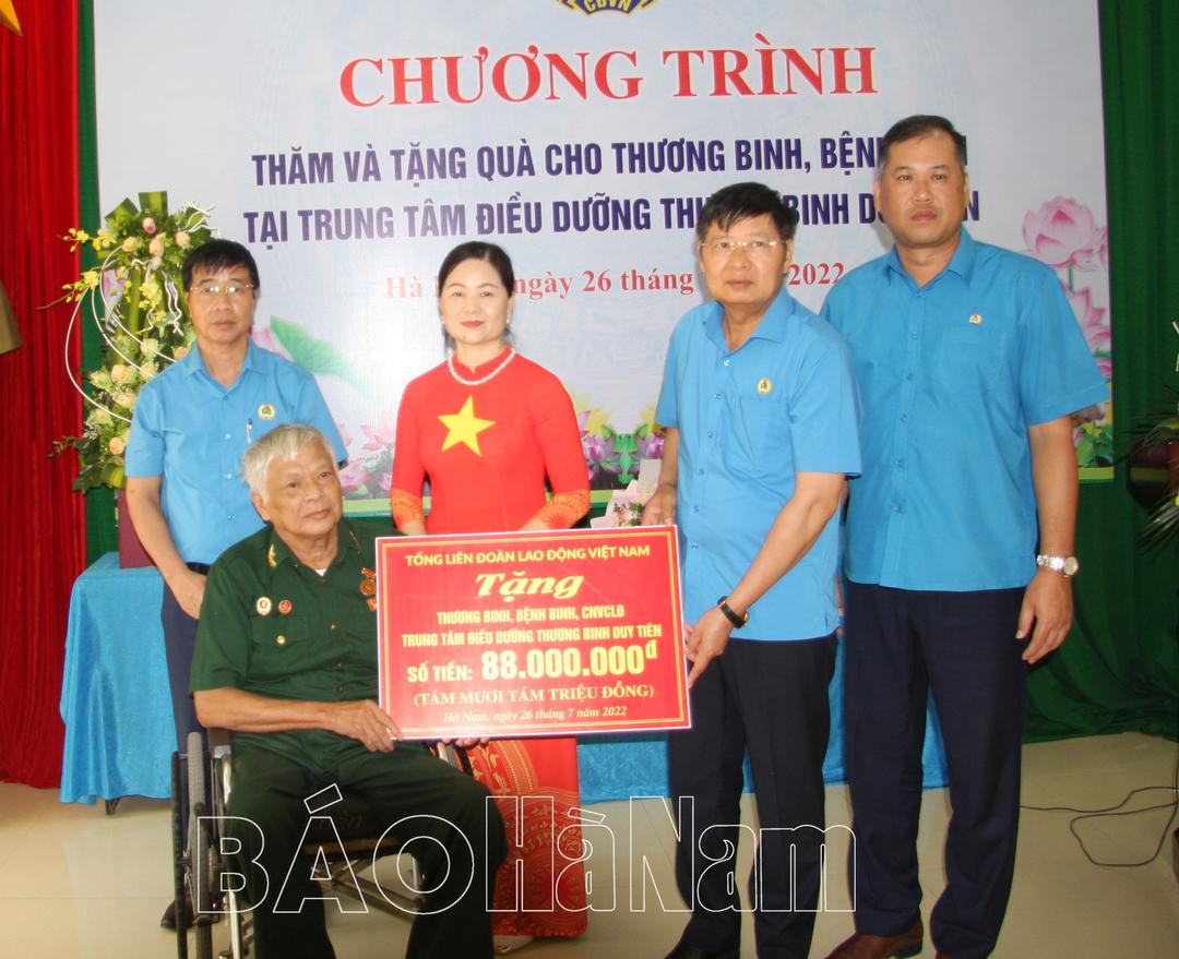 Lãnh đạo Tổng LĐLĐ Việt Nam thăm, tặng quà Trung tâm điều dưỡng thương binh tại Duy Tiên và Kim Bảng