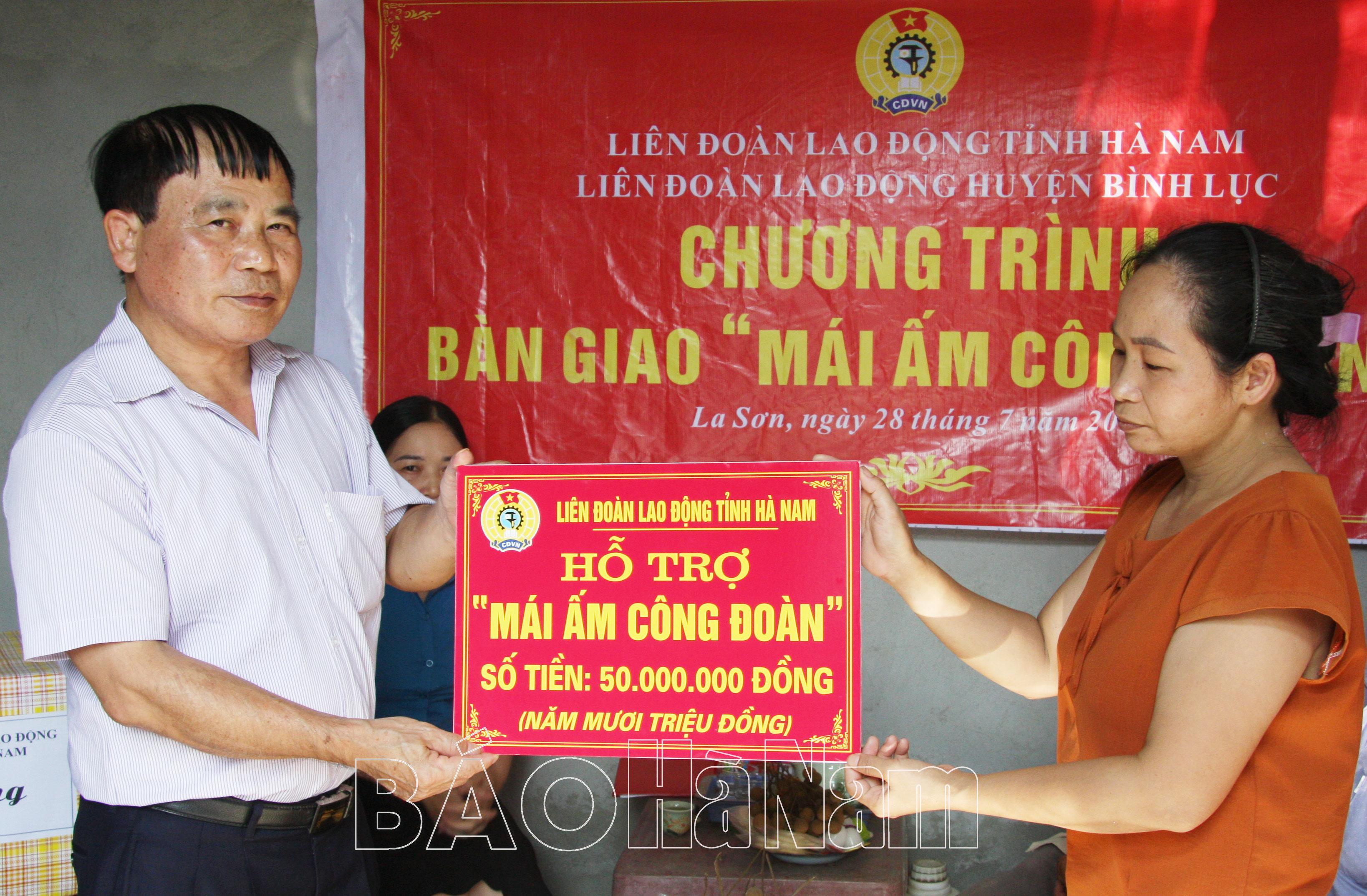 LĐLĐ huyện Bình Lục bàn giao “Mái ấm công đoàn” cho đoàn viên khó khăn xã La Sơn