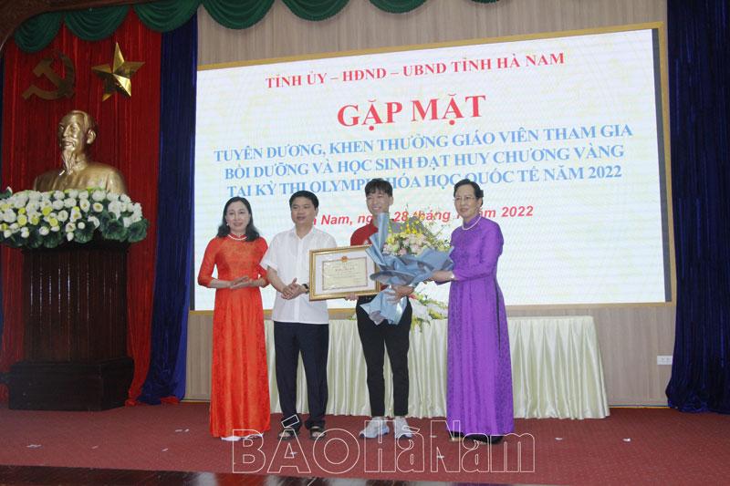 Gặp mặt, tuyên dương, khen thưởng giáo viên bồi dưỡng và học sinh đoạt Huy chương Vàng Olympic Hóa học quốc tế năm 2022