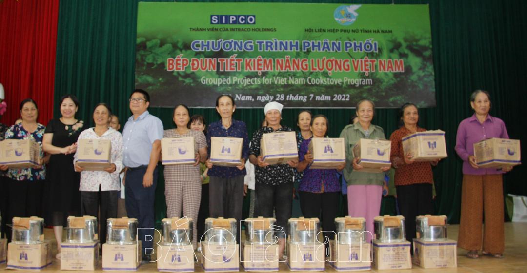 90 hội viên phụ nữ ở Thanh Sơn được phân phối miễn phí bếp đun tiết kiệm năng lượng