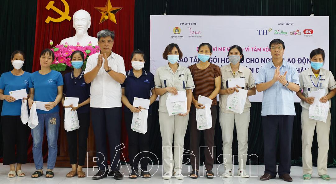 100 nữ công nhân được tặng quà từ Dự án “Vì mẹ và bé – Vì tầm vóc Việt”