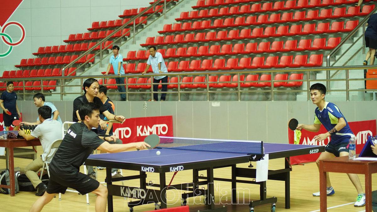 Ngày thứ 2 Giải Bóng bàn Cúp Báo Hà Nam: Đồng đội nam Phủ Lý vào chung kết sau hơn 2 giờ thi đấu