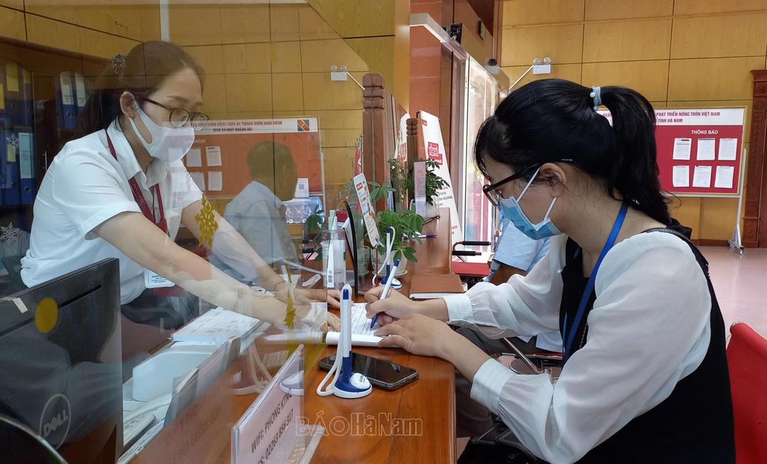 Các ngân hàng ở Hà Nam thực hiện quy định mới về áp dụng lãi suất rút trước hạn tiền gửi