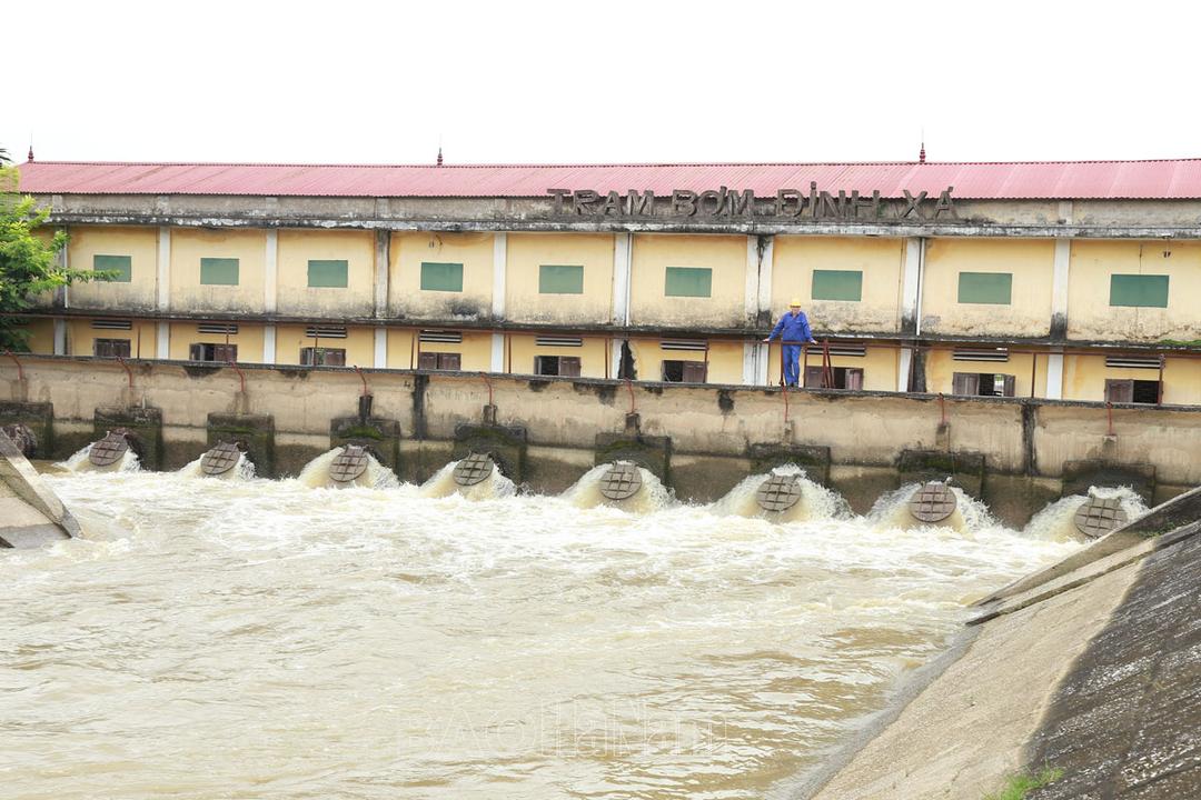 Vận hành 47 máy bơm tiêu nước đệm ứng phó với bão số 2