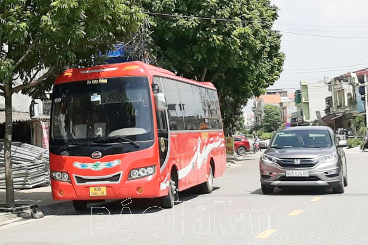 Giá xăng dầu giảm sâu, giá cước vận tải giảm chậm