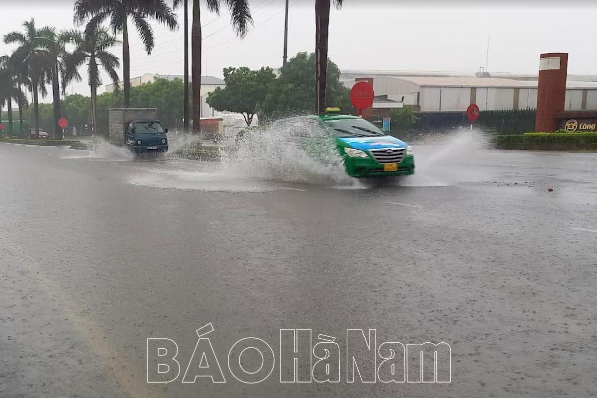 Mưa lớn gây ngập úng cục bộ tại KCN Đồng Văn