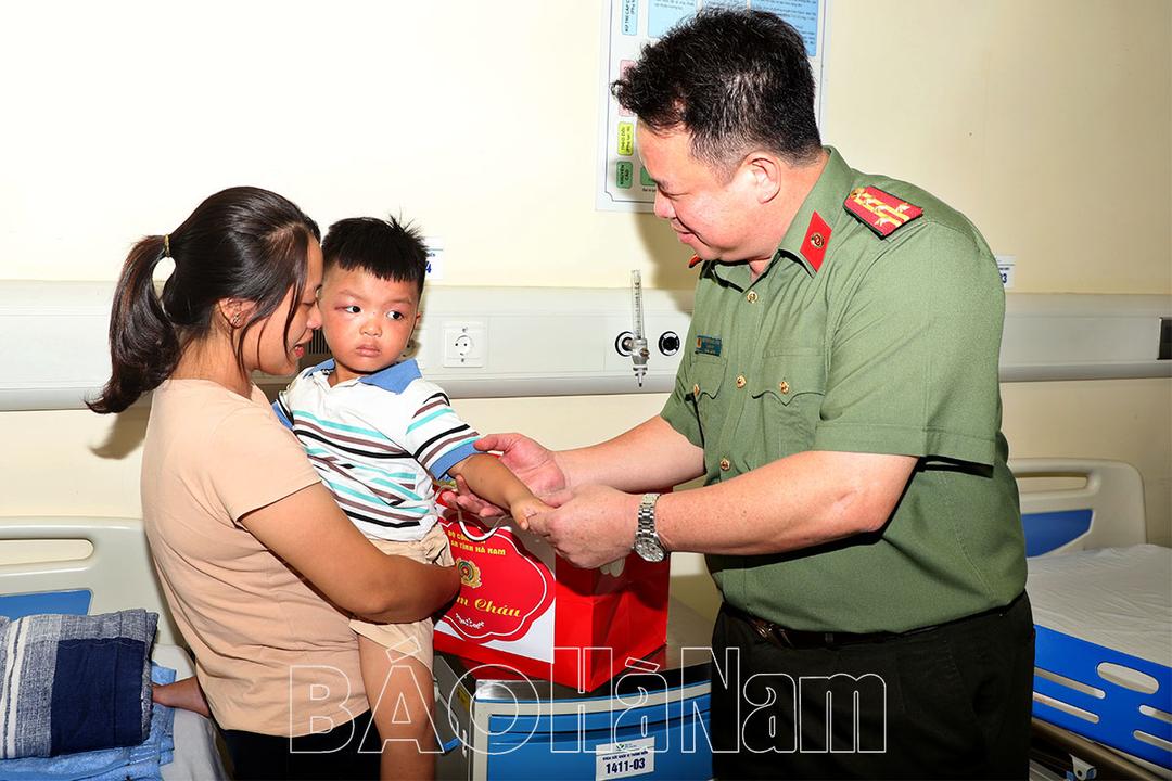 Giám đốc Công an tỉnh thăm, tặng quà cháu bé bị bạo hành, giấu vào tủ cấp đông