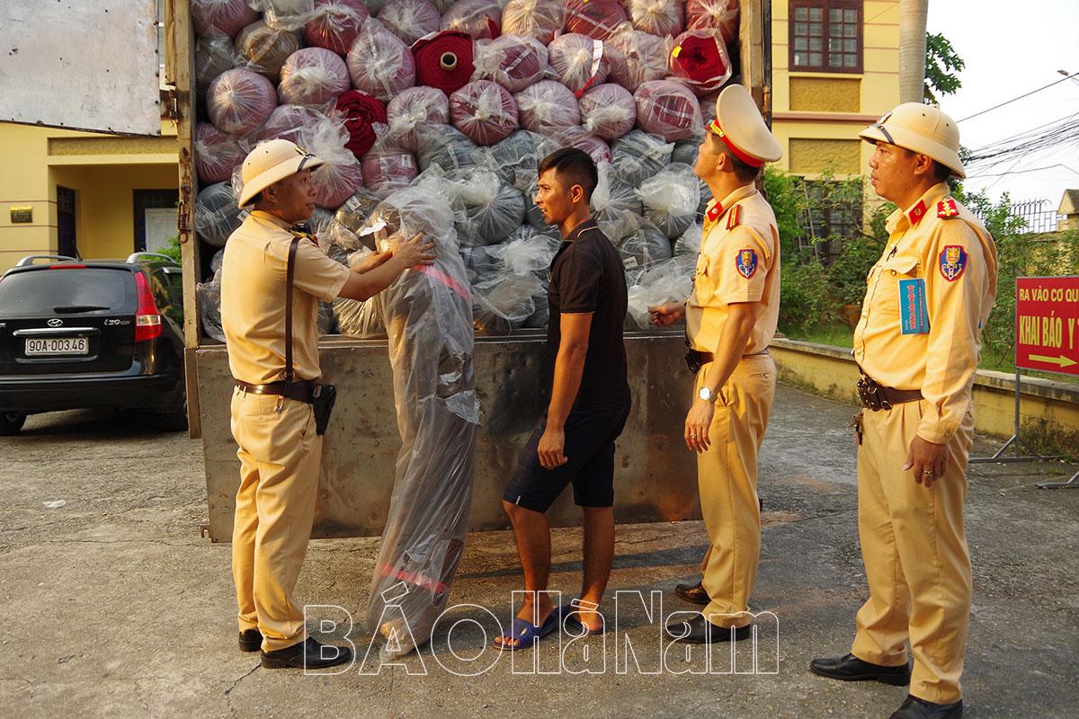 Phát hiện xe ô tô chở số lượng lớn vải may mặc và quần áo không rõ nguồn gốc