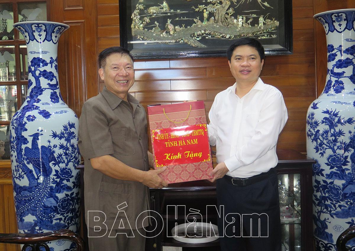 Đồng chí Chủ tịch UBND tỉnh Trương Quốc Huy thăm, tặng quà gia đình các đồng chí nguyên lãnh đạo tỉnh