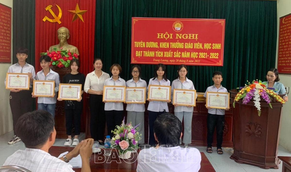 Hội Khuyến học xã Trung Lương biểu dương giáo viên và học sinh có thành tích xuất sắc trong năm học 2021-2022