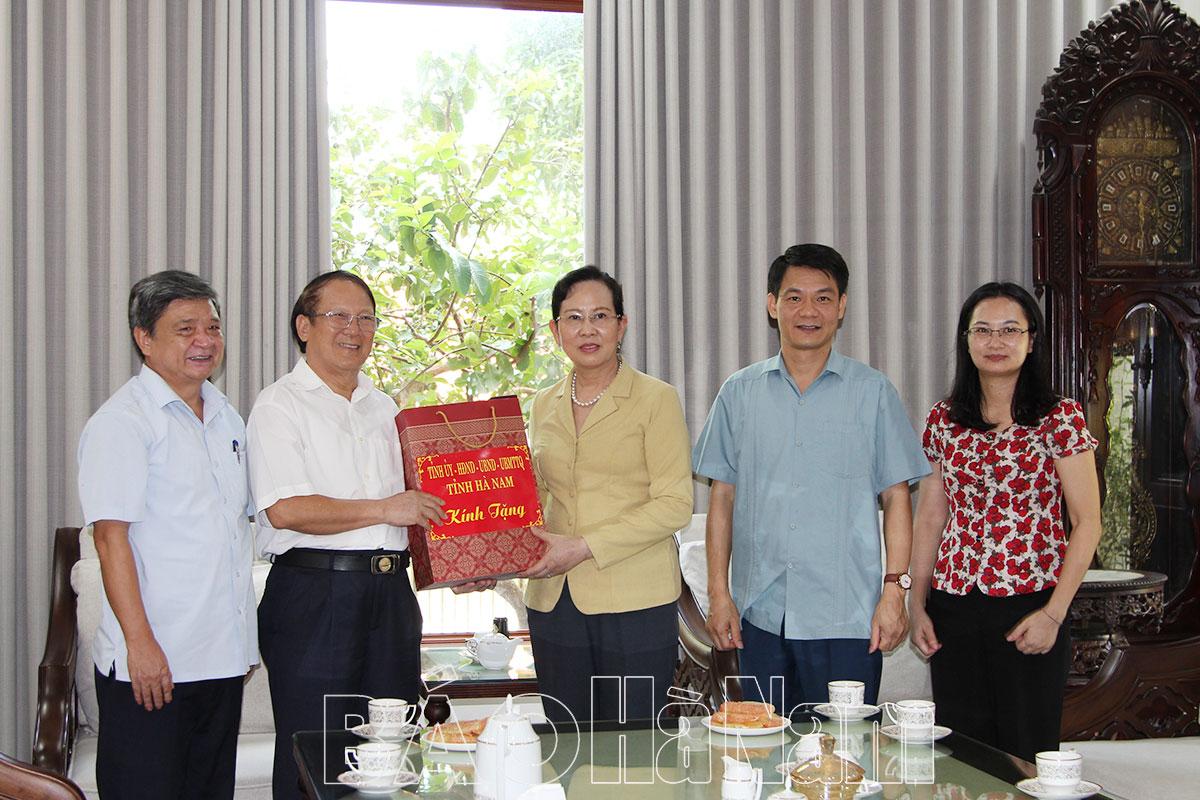 Đồng chí Bí thư Tỉnh ủy Lê Thị Thủy thăm, tặng quà nguyên cán bộ lãnh đạo chủ chốt của tỉnh qua các thời kỳ nhân dịp Quốc khánh 2/9