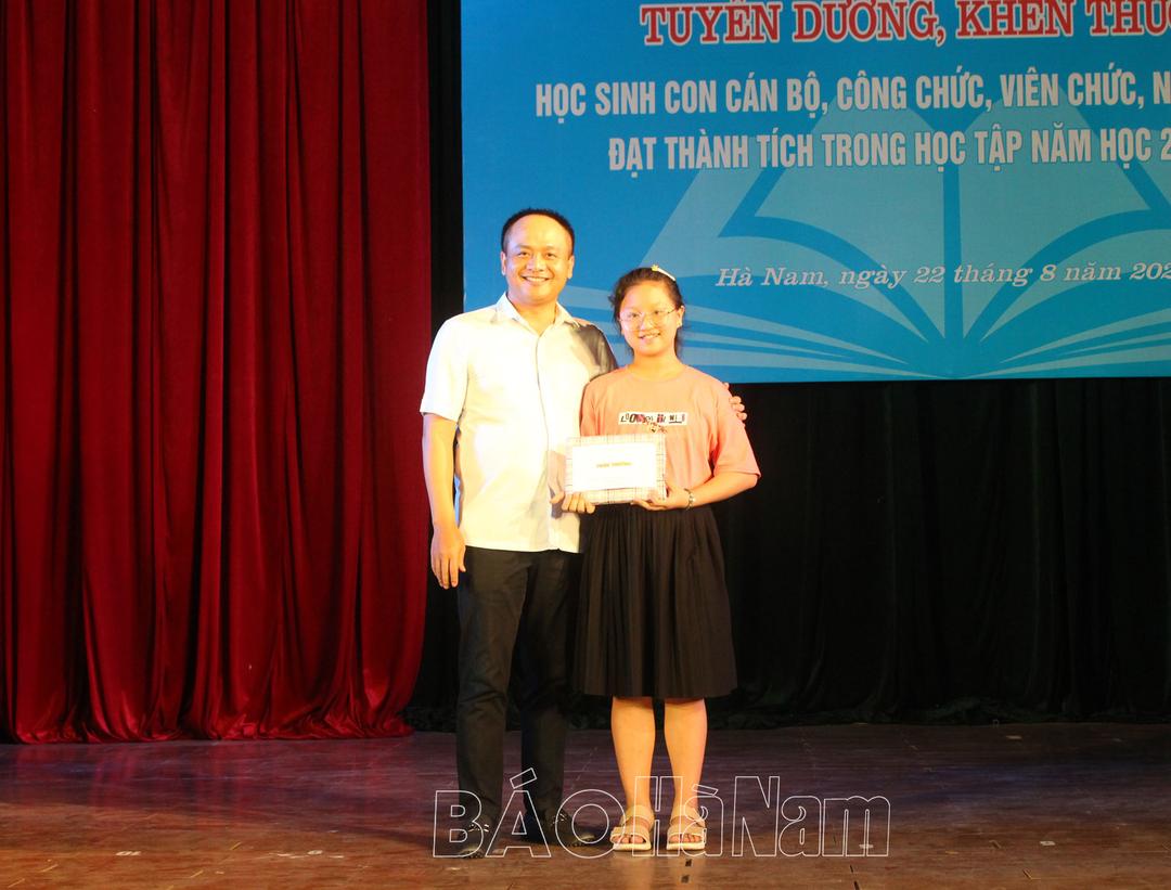 Công đoàn Sở VH,TT&DL khen thưởng con cán bộ, CCVCLĐ đạt thành tích tốt trong học tập năm học 2021 – 2022