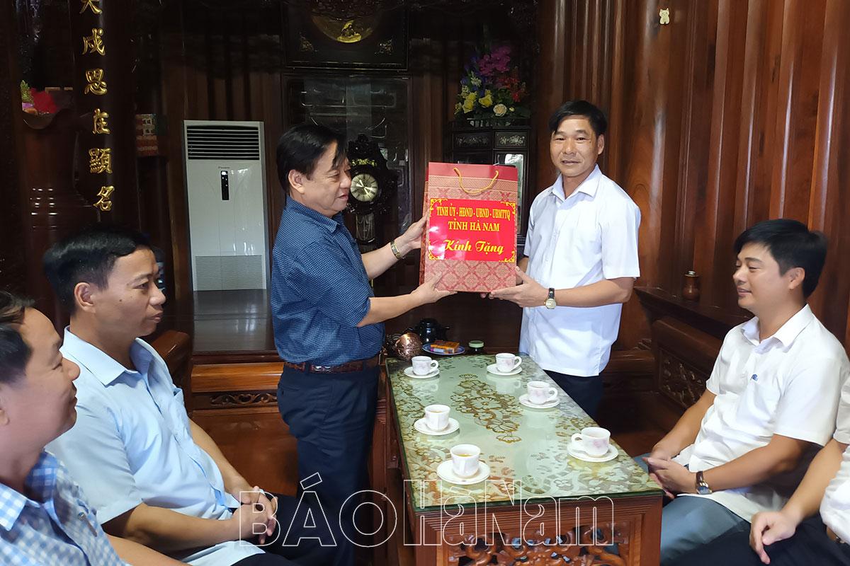 Đồng chí Phó Chủ tịch UBND tỉnh Nguyễn Anh Chức thăm, tặng quà gia đình các đồng chí nguyên lãnh đạo tỉnh