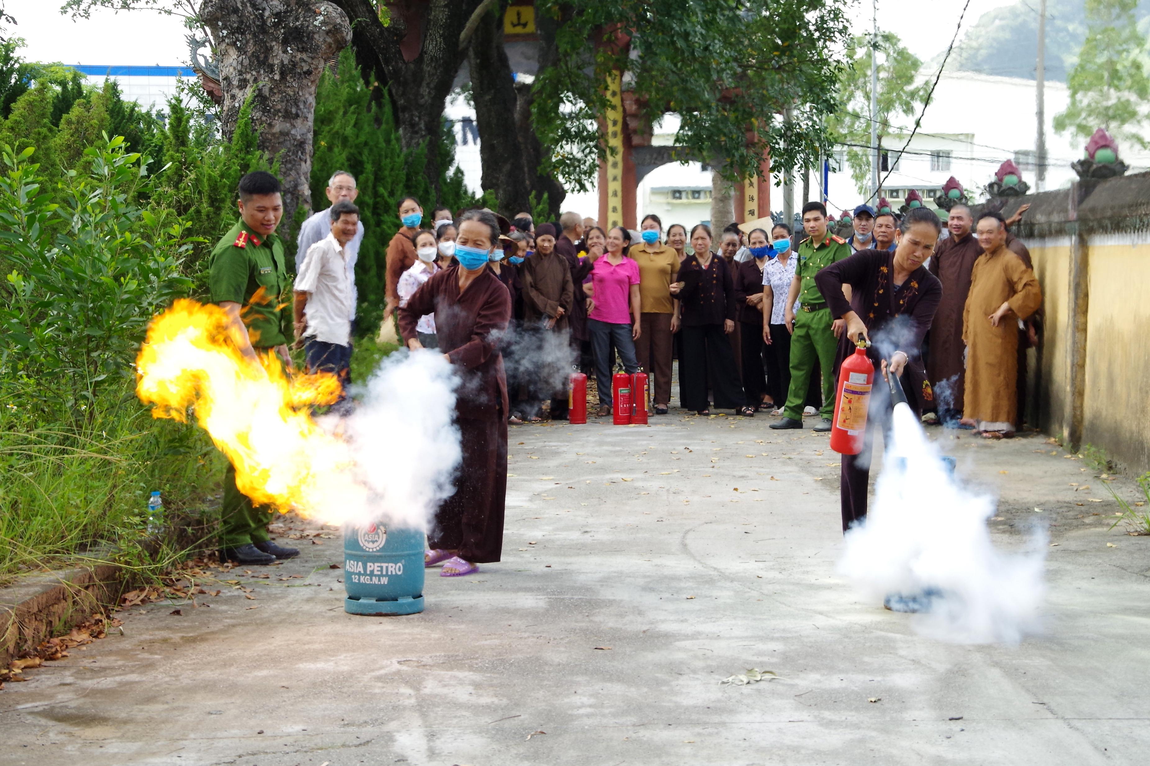 Kim Bảng tập huấn kỹ năng PCCC và CNCH cho tăng ni, phật tử