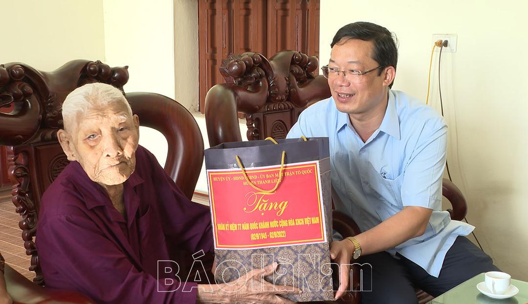 Thanh Liêm tổ chức thăm, tặng quà cán bộ lão thành cách mạng
