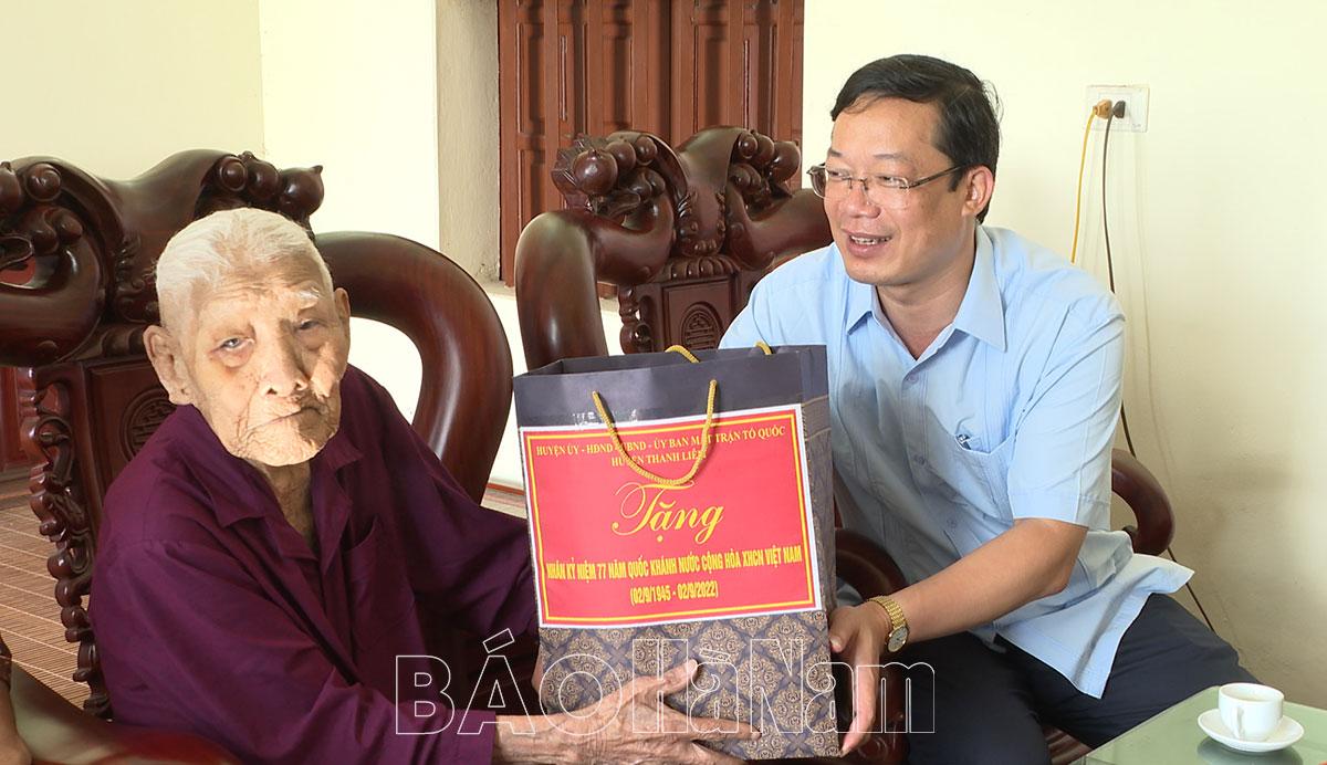 Thanh Liêm tổ chức thăm, tặng quà cán bộ lão thành cách mạng