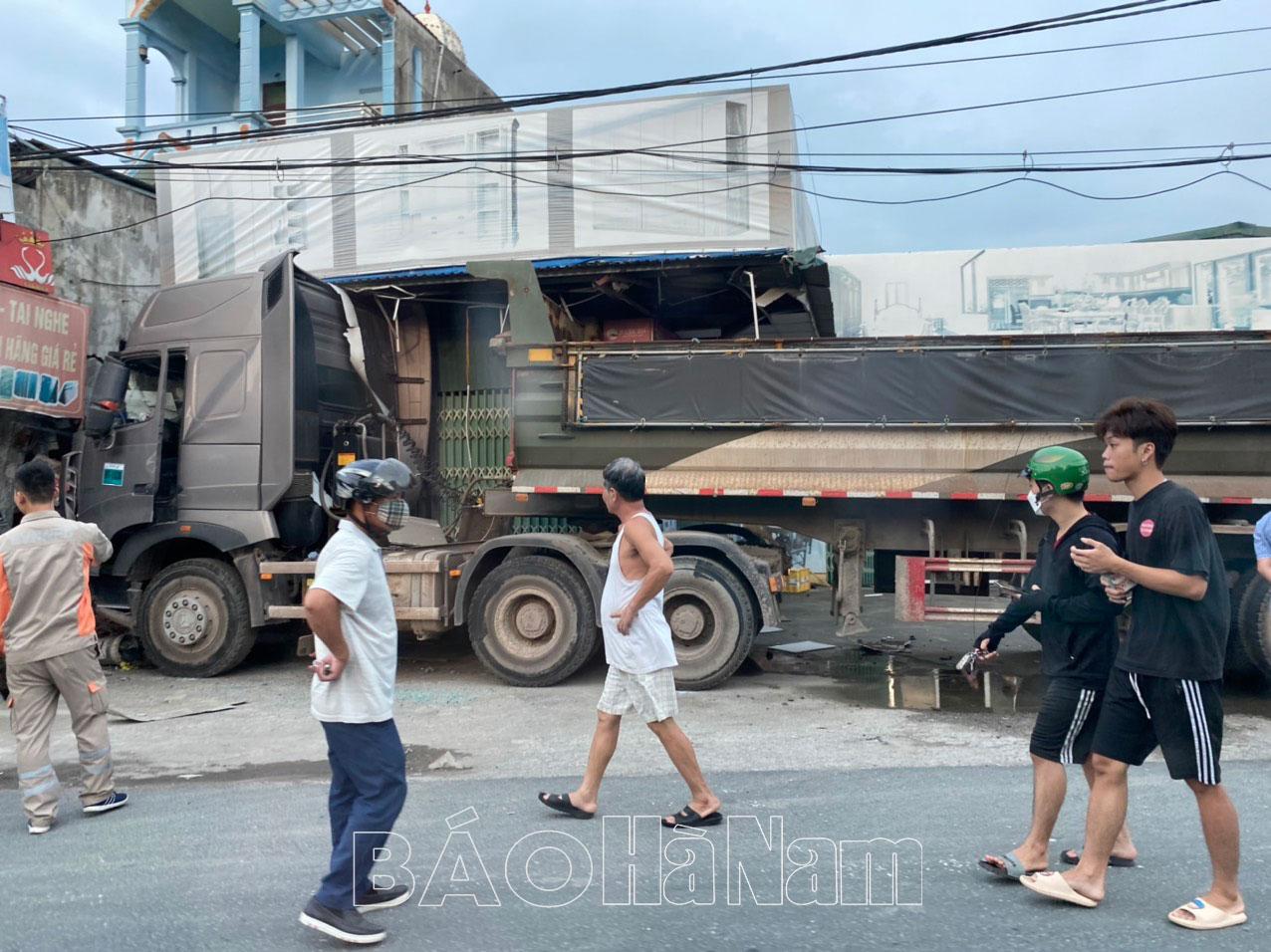 Không kiểm soát được tốc độ, xe đầu kéo đâm liên hoàn trên QL1A đoạn qua xã Thanh Hà (Thanh Liêm) làm 1 người chết, 2 người bị thương