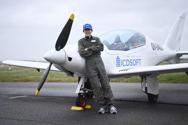 Người trẻ tuổi nhất bay một mình vòng quanh thế giới trong 5 tháng