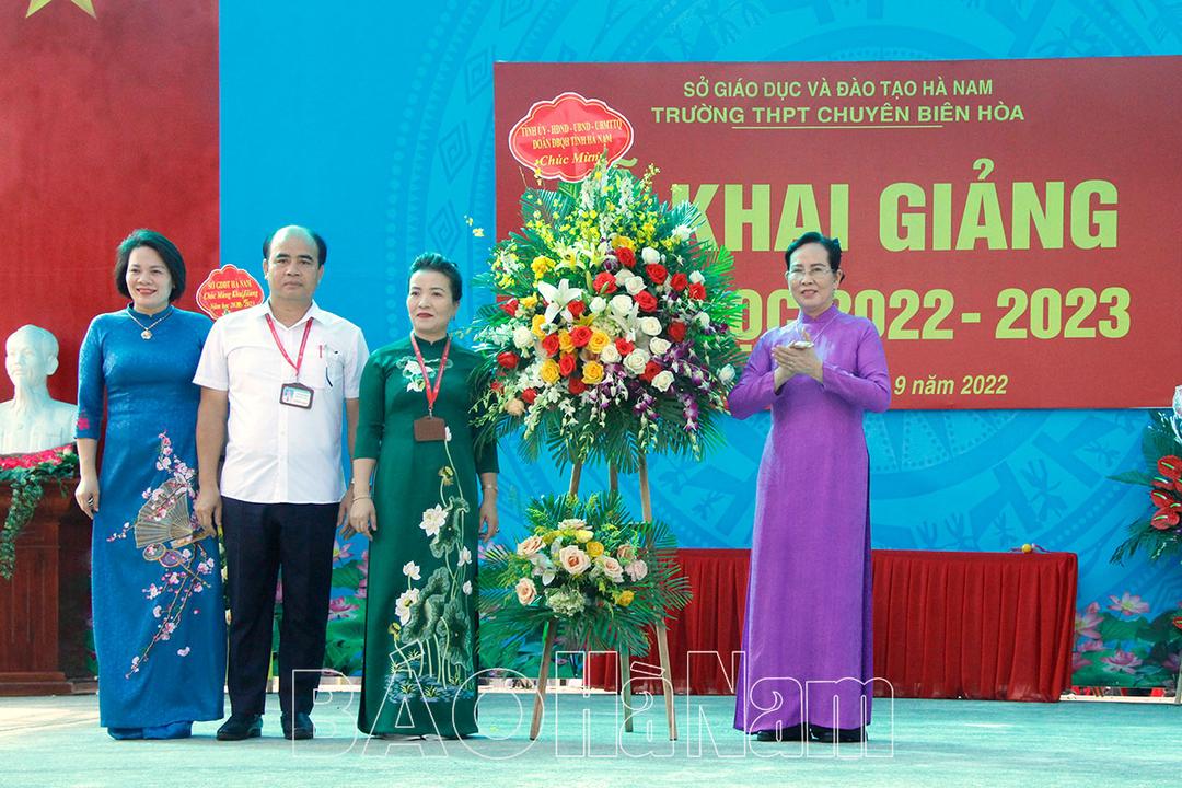 Các đồng chí lãnh đạo tỉnh dự, chúc mừng khai giảng năm học mới