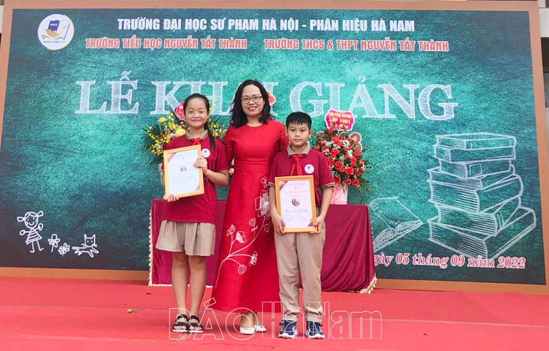 Trường THCS&THPT Nguyễn Tất Thành trao học bổng cho 4 học sinh