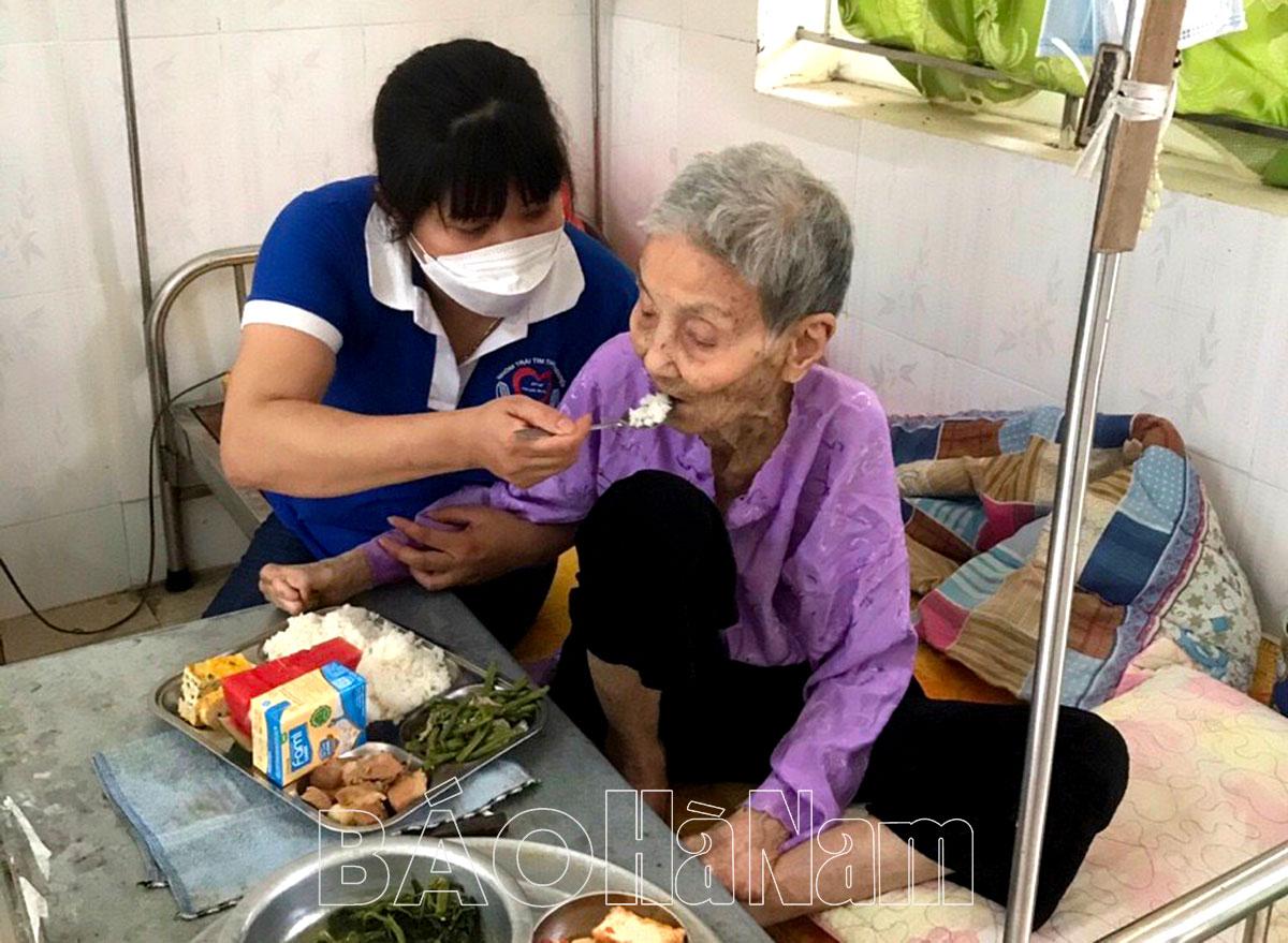 Ấm lòng những bữa cơm thiện nguyện cho bệnh nhân phong