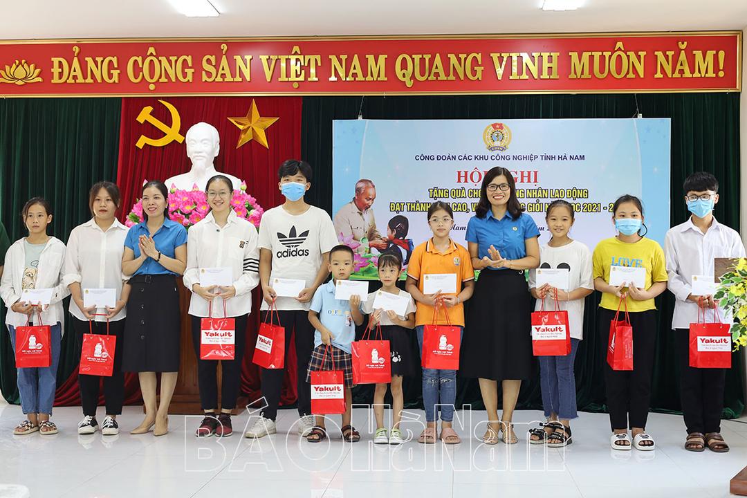 Các cấp công đoàn tổ chức nhiều hoạt động tiếp sức đến trường